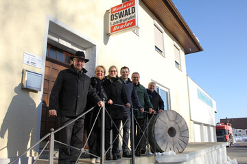 Im Bild v.l.n.r.: Wolfgang und Wilma Harsch, dann Anna-Lena und Daniel Reiser, Udo Stau�, Herbert Stau�.