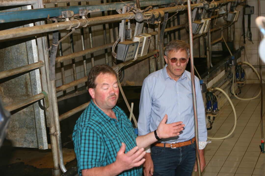Erklärungen im Melkstand von Franz Egle (links) und Gerhard Glaser.