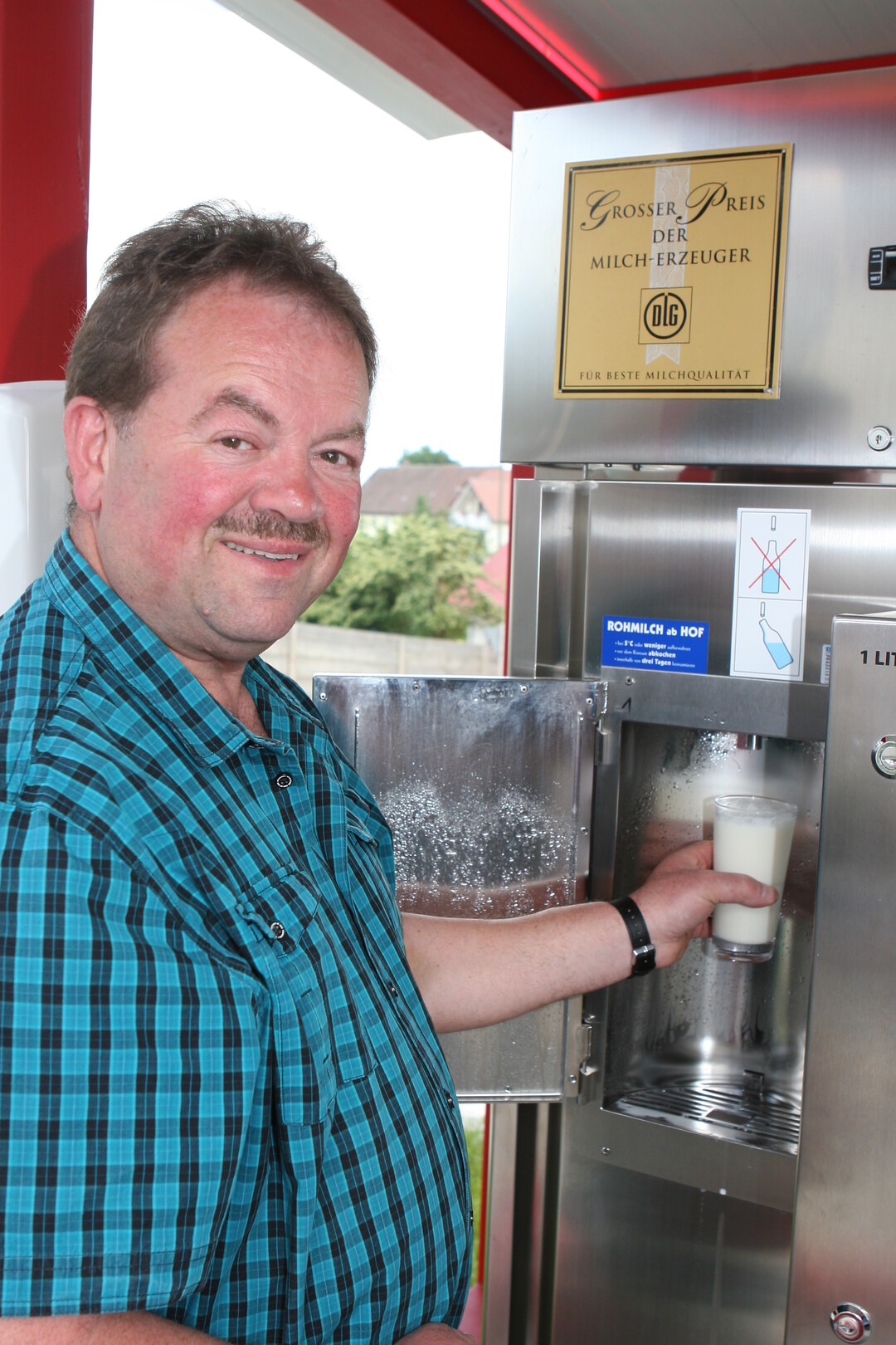 Franz Egle erklärt die Funktionsweise der Milchtanke.