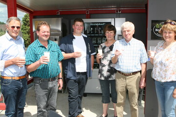 Tag der Milch auf dem Betrieb der Familie Franz Egle in Dürmentingen (Landkreis Biberach), von links: Gerhard Glaser, Vizepräsident des Landesbauernverbandes in Baden-Württemberg (LBV), die Betriebsleiterfamilie Franz, Maximilian und Gerda Egle, Hubert Hopp, stv. Kreisvorsitzender des Bauernverbandes Biberach-Sigmaringen und die Vorsitzende des Kreislandfrauenverandes, Doris Härle.