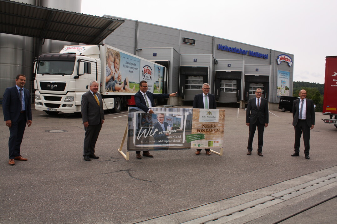 Mit Kampagne-Plakat f�r frische Milchprodukte von daheim: v. l. der Aufsichtsratsvorsitzende der Hohenloher Molkerei Ralf Klenk, CDU-Landtagsabgeordneter Arnulf von Eyb, Minister Peter Hauk, Gesch�ftsf�hrer Martin Boschet , Pr�sident Dr. Roman Glaser vom Baden-W�rttembergischen Genossenschaftsverband (BWGV) und der Vorsitzende des Molkerei-Vorstands Manfred Olbrich.