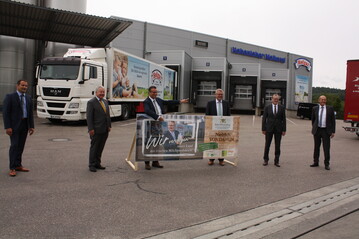 Mit Kampagne-Plakat f�r frische Milchprodukte von daheim: v. l. der Aufsichtsratsvorsitzende der Hohenloher Molkerei Ralf Klenk, CDU-Landtagsabgeordneter Arnulf von Eyb, Minister Peter Hauk, Gesch�ftsf�hrer Martin Boschet , Pr�sident Dr. Roman Glaser vom Baden-W�rttembergischen Genossenschaftsverband (BWGV) und der Vorsitzende des Molkerei-Vorstands Manfred Olbrich.
