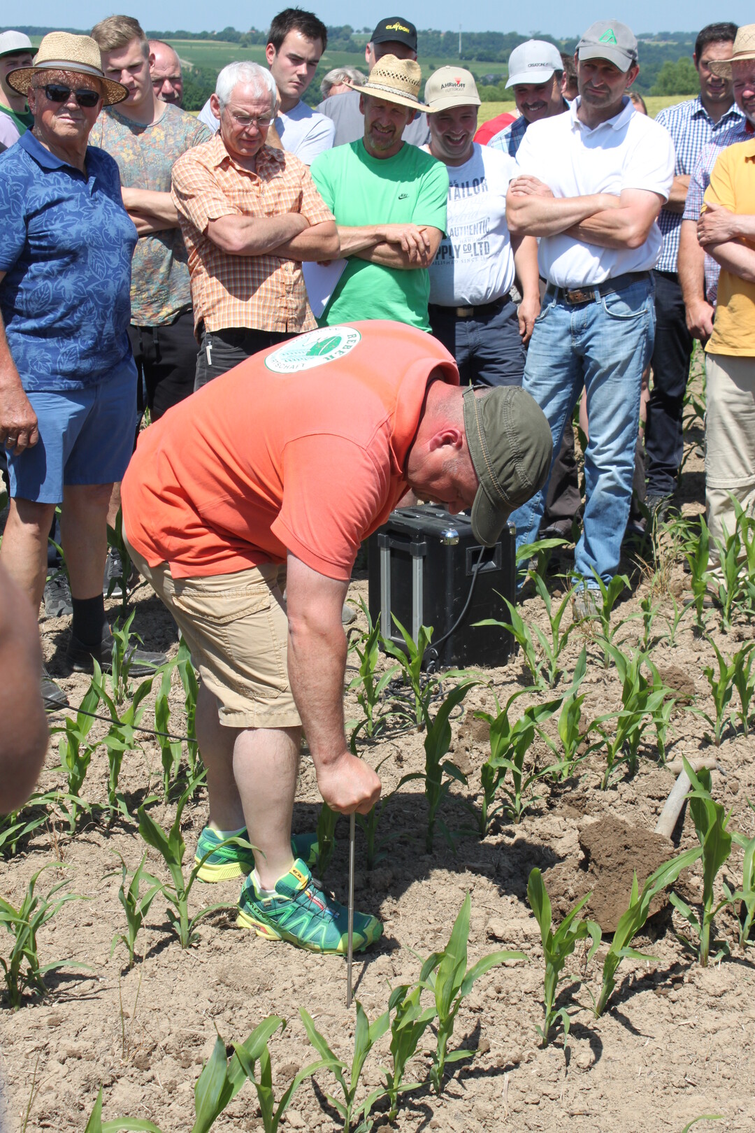 Michael Reber demonstriert, wie locker der Boden ist