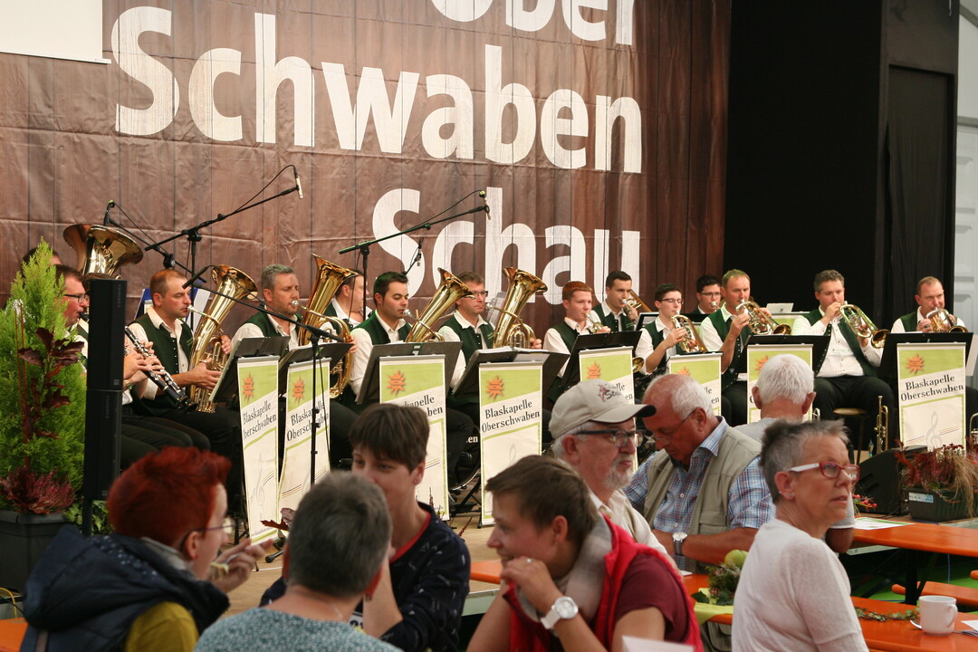 Das B�hnenprogramm auf dem Gr�nen Pfad startete am Samstag mit der Blaskapelle Oberschwaben unter der Leitung von Gerd Steinhauser (ganz rechts).. 