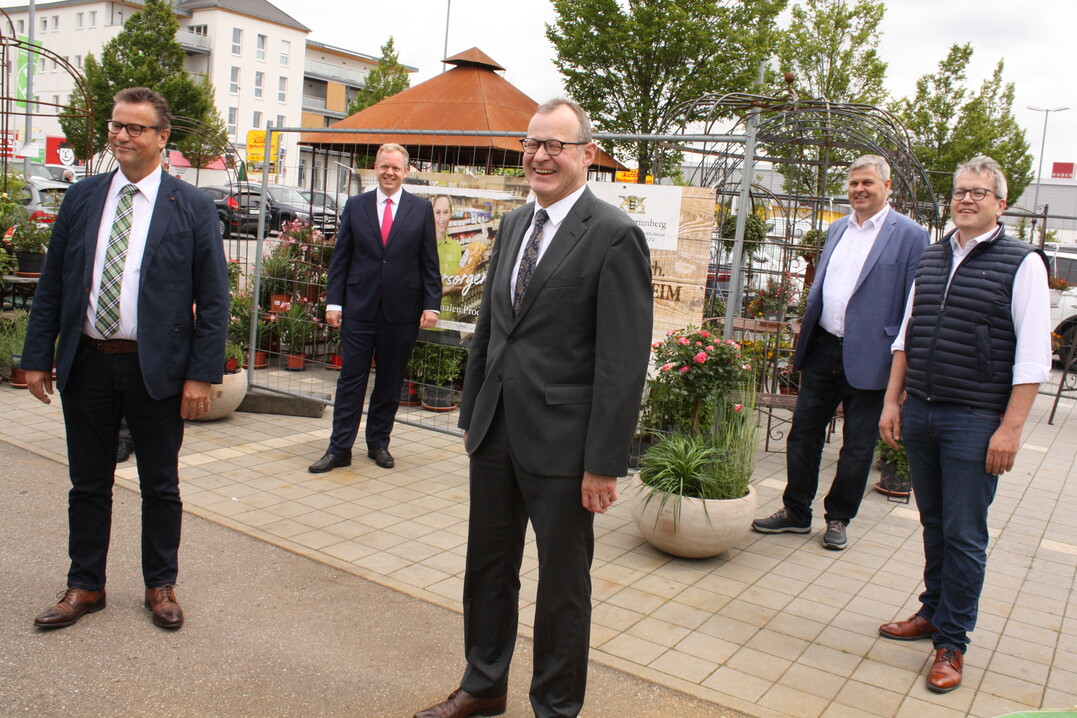 Vor dem Kampagne-Banner, das für regionale Produkte wirbt: v. l. Minister Peter Hauk, Landrat Dr. Matthias Neth, BWGV-Präsident Dr. Roman Glaser, BAG-Vorstandsvorsitzender Ulrich Kühnle und geschäftsführender BAG-Vorstand Sven Schneider.