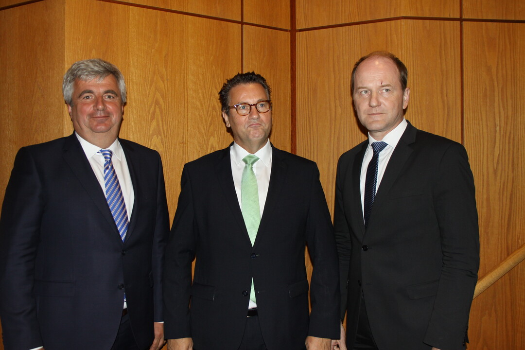 Wie lässt sich das Verbot der betäubungslosen Ferkelkastration praxisgrecht lösen? Darüber diskutierten SZV-German Genetic-Geschäftsführer Jörg Sauter (l.) und der SZV-Vorsitzende Hans Benno Wichert (r.) mit Landesagrarminister Peter Hauk.