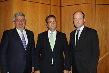 Wie l�sst sich das Verbot der bet�ubungslosen Ferkelkastration praxisgrecht l�sen? Dar�ber diskutierten SZV-German Genetic-Gesch�ftsf�hrer J�rg Sauter (l.) und der SZV-Vorsitzende Hans Benno Wichert (r.) mit Landesagrarminister Peter Hauk. 