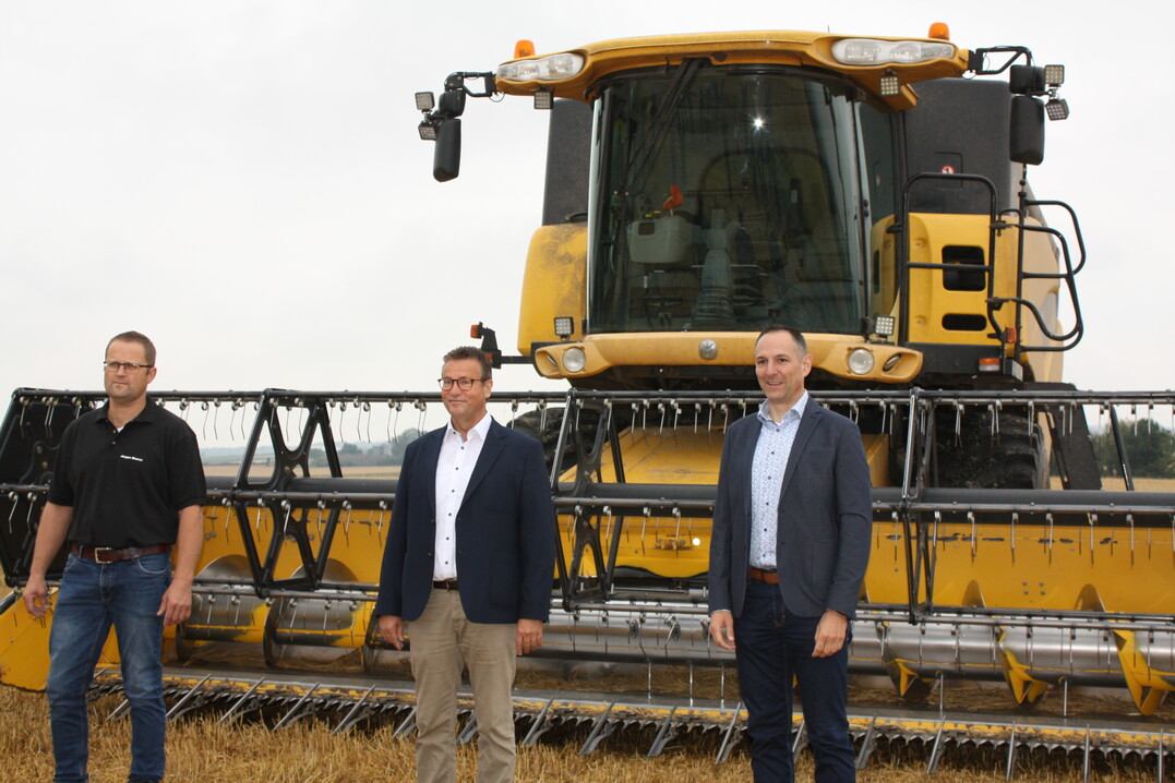 Ernteauftakt in Hohenlohe mit v. l. Landwirt J�rgen Maurer, Minister Peter Hauk und dem Kupferzeller B�rgermeister Christoph Spieles. 