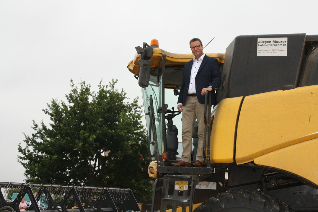 Der von den Ackerbauern lang ersehnte Regen hielt Landwirtschaftsminister Peter Hauk von der Fahrt mit dem M�hdrescher ab. 