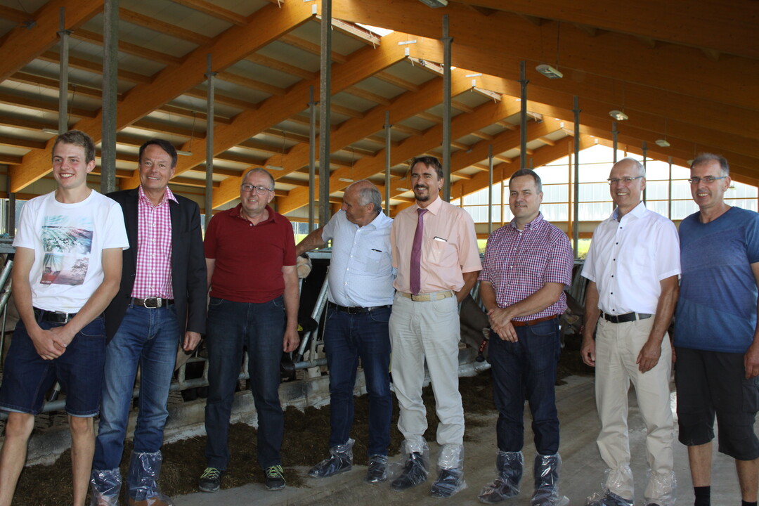 Das Wohl der K�he steht obenan. Darin waren sich Initiatoren des Pressetermins und die beteiligte Familie in Isny-Neutrauchburg einig (v.l.): Daniel Anwander, Junglandwirt, Klaus Tappeser, Regierungspr�sident am RP T�bingen, Karl Anwander, Landwirt, Waldemar Westermayer, Kreisvorsitzender des Bauernverbands Allg�u-Oberschwaben, Rainer Magenreuter, B�rgermeister von Isny, Dr. Ottmar R�hm, RP T�bingen, Dr. Conrad Maas, RP T�bingen, Georg Anwander, Landwirt und Bruder von Karl Anwander.