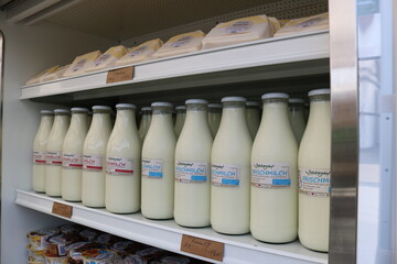 Auf dem Sulzburghof werden regionale Kreisläufe gelebt, Milch veredelt und die Produkte direkt vermarktet. Neben Rohmilch gibt es auch Käse aus hofeigener Milch und Eis.