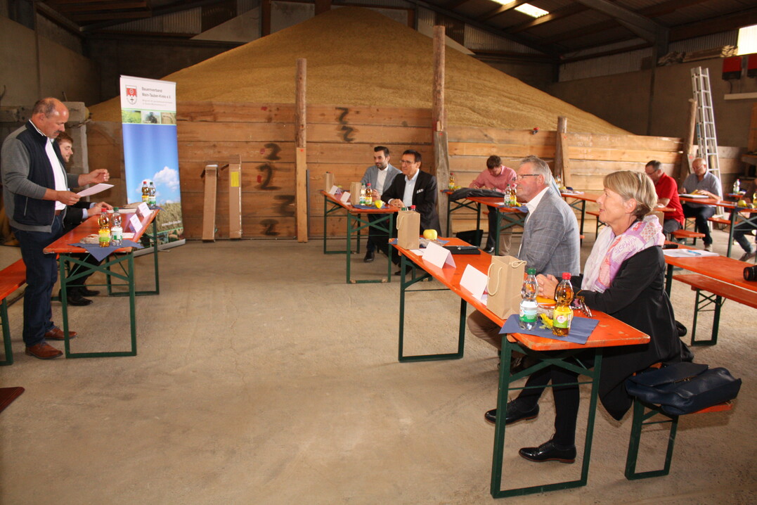 Vor Politikern (v. r. Charlotte Schneidewind-Hartnagel, Alois Gerig, Wolfgang Reinhart und Bürgermeister Johannes Leibold) sprach Bauernverbandsvorsitzender Reinhard Friedrich (l.) über die Sorgen der Bauern und ihre Erwartungen an die Agrarpolitik.