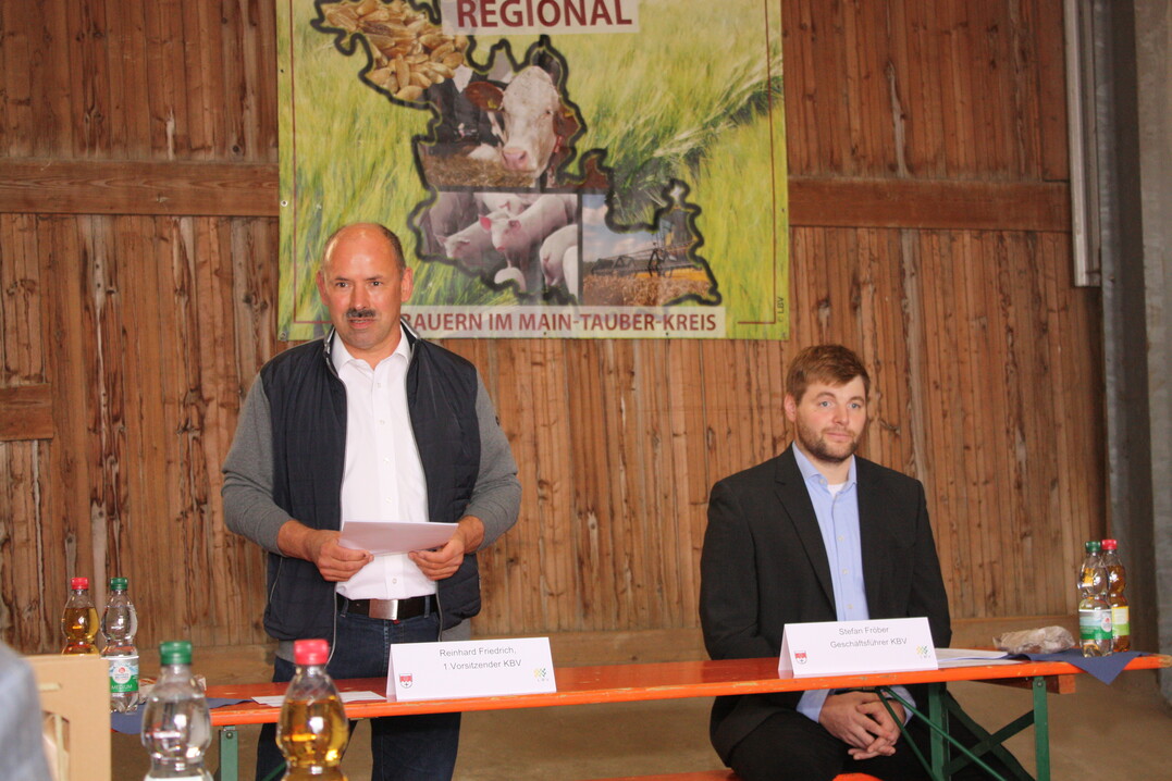 Kreisvorsitzender Reinhard Friedrich (l.) mit Geschäftsführer Stefan Fröber begrüßen die Politiker des Wahlkreises auf dem Betrieb Banzer in Großrinderfeld.