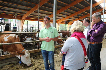 Insgesamt bewirtschaftet der Betrieb circa 156 Hektar landwirtschaftliche Nutzfläche. Schwerpunkt ist die Milchviehhaltung mit 87 Milchkühen und 100 Jungtieren.