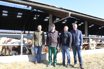 Mastrinder aus der Region f�r die Region: Anlagen wie der Kooperationsbetrieb Rindermast und Bioenergie (RBE) in Buch bei Bad Waldsee soll es laut den Initiatoren bei der VZ schon bald mehrere geben (v. l.): Dr. Sebastian Hill, VZ-Gesch�ftsf�hrer, RBE-Gesch�ftsf�hrer Matthias M�ller, Dr. Holger Mathiak, VZ-Gesch�ftsstellenleiter und Gesch�ftsf�hrer des K�lber-Kontors S�d (KKS) in Bad Waldsee sowie VZ-Aufsichtsratsvorsitzender Dr. Reinhard Funk setzen auf das gemeinschaftliche Modell aus Erzeugung, Handel und Vermarktung.
