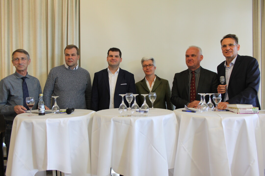 Wie viel ist Verbrauchern Tierwohl wert? Darüber diskutierten (v.l.n.r.): Prof. Dr. Eggert Schmidt, Hochschule Weihenstephan-Triesdorf, Thomas Palm, Vorstandsvorsitzender der Südhof Truthahn Erzeugergemeinschaft und Landwirt mit Familienbetrieb, Ralf Engelhardt, Leiter Qualitätsmanagement bei der Edeka Südwest Fleisch GmbH, Dr. Cornelie Jäger, ehemalige Landestierschutzbeauftragte, Buchautorin und Gutachterin, Dieter Bockhorn, Geschäftsführer der Süddeutschen Truthahn AG sowie Moderator Prof. Dr. Matthias Michael von der Agentur Medien-Marken-Management in Gauting. Foto: Ast