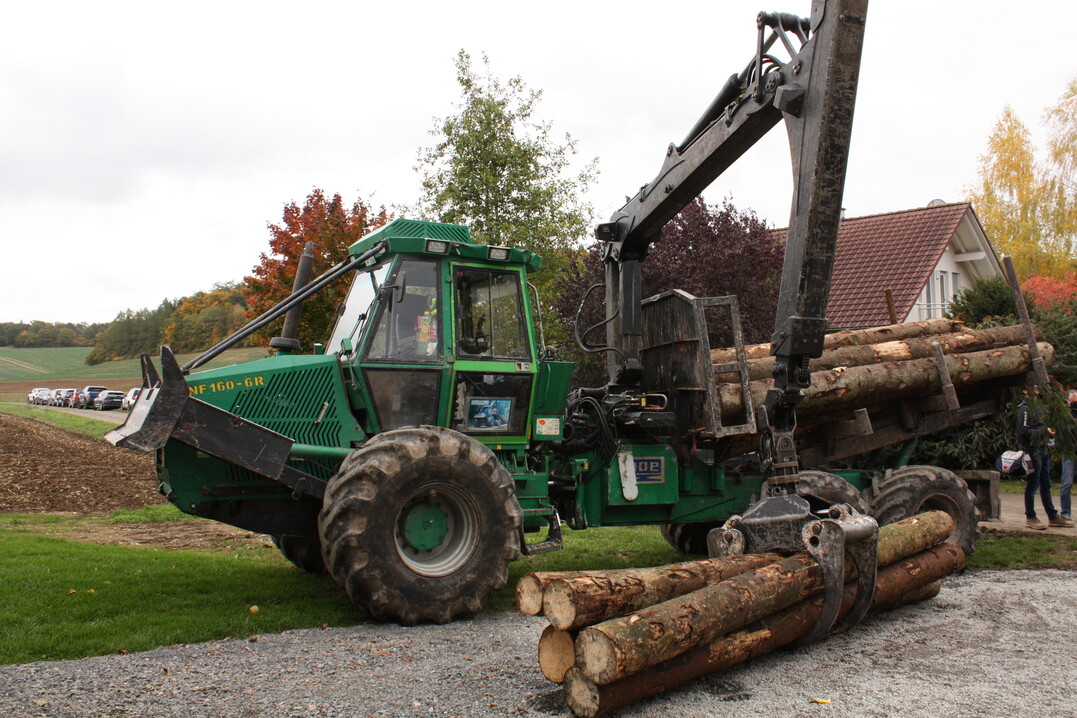 Der mit Schadholz beladene R�ckewagen veranschaulicht die dramatische Situation in den W�ldern.