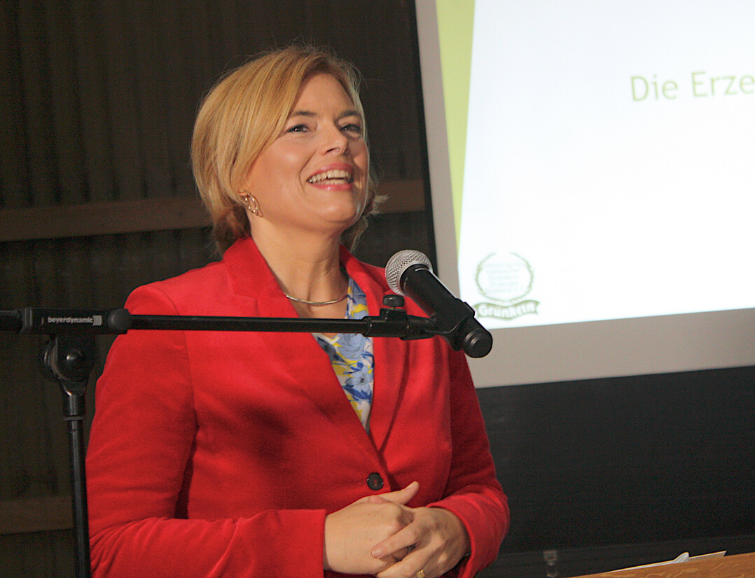 Bundesagrarministerin Julia Kl�ckner zeigte gro�es Interesse und Verst�ndnis f�r die Anliegen der Landwirte und Waldbauern, die sie in Berlin im Blick zu behalten versprach.