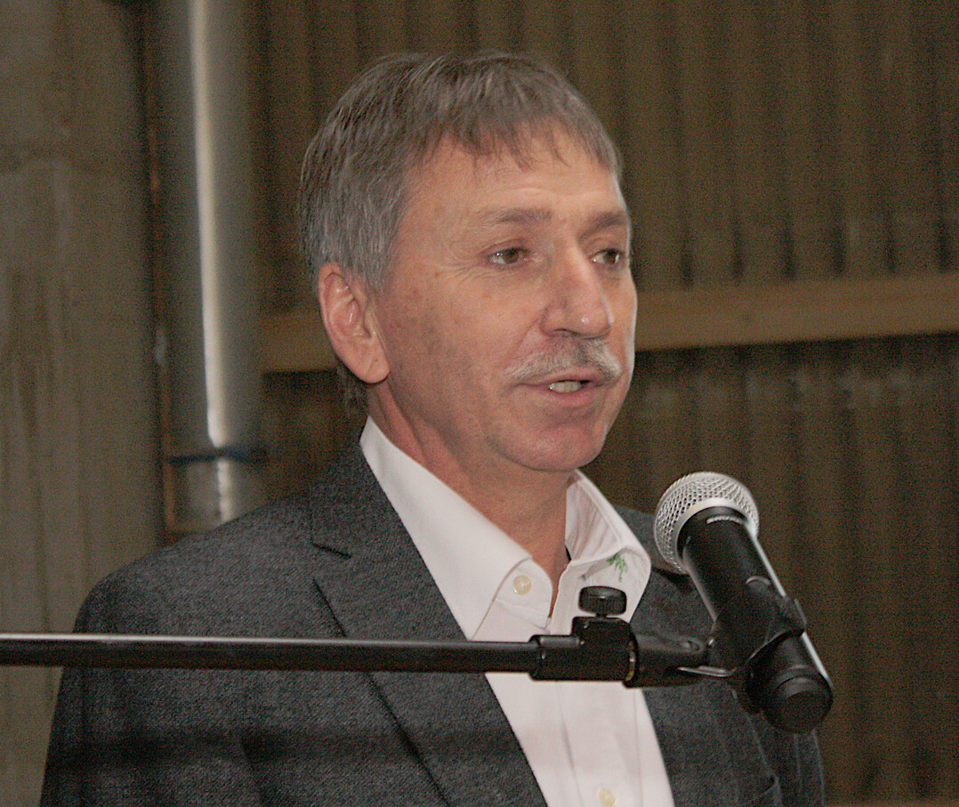 Auf seinem Hof stellte Armin Mechler die Produktion und wirtschaftliche Bedeutung von Gr�nkern in der Region vor.