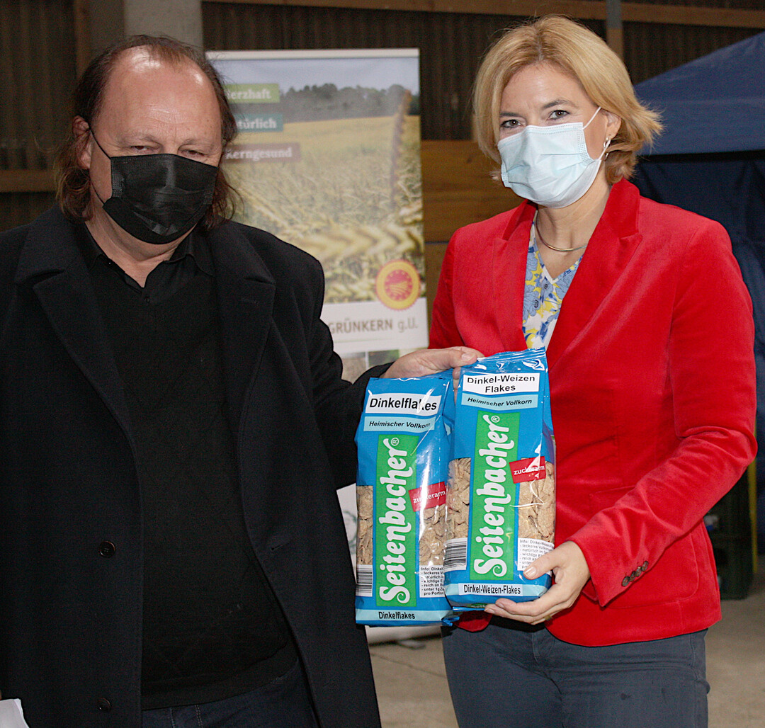 Die irref�hrenden Bezeichnungsvorgabe der EU f�r Dinkelprodukte kritisierte Seitenbacher-Chef Willi Pfannenschwarz beim Besuch von Ministerin Kl�ckner.