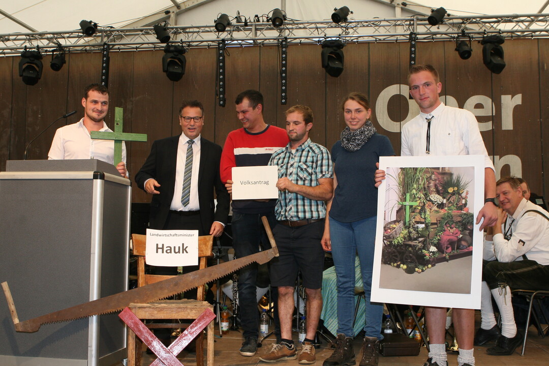 Die Landjugend steht zum Volksantrag als beste Lösung für Biodiversität und Artenschutz sowie dem Erhalt von bäuerlichen Betrieben und der regionalen Nahrungsmittelversorgung. Wird die Landwirtschaft durch populistischen Druck kaputt gemacht, brauche es auch kein Landwirtschaftsministerium mehr, so die Warnung der Landjugend an Minister Peter Hauk.