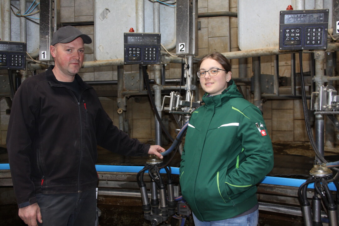 Gerd Schr�ppel milkt die 130 K�he auf dem Betrieb in M�rtingen seit 16 Jahren alleine in einem Innenmelker mit 20 Kuhpl�tzen. Inzwischen passten die gr��er gewordenen K�he und die urpr�nglichen Abmessungen der Bugrohre �nicht mehr in jedem Fall zusammen�. Die Rohre will der Landwirt deshalb h�her setzen und mindestens weitere neun Jahre in dem rotierenden System melken. Dabei ber�t ihn Bianca R�cker vom Milchvieh-Beratungsdienst Ostalb. In dem 164 Mitgliedsbetriebe z�hlenden Beratungsdienst mit im Schnitt 90 K�he melken zehn Landwirte mit einem Melkkarussell und inzwischen 23 Milchh�fe mit einem Melkroboter. 