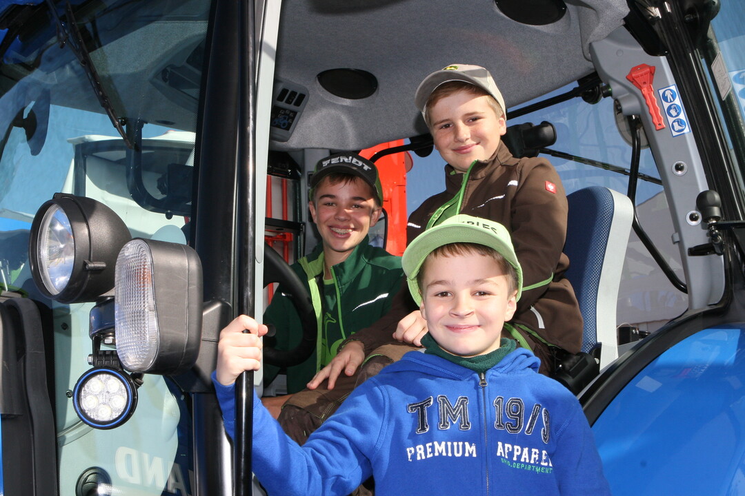 Vor allen die Technik begeistert auch die jungen Messebesucher.