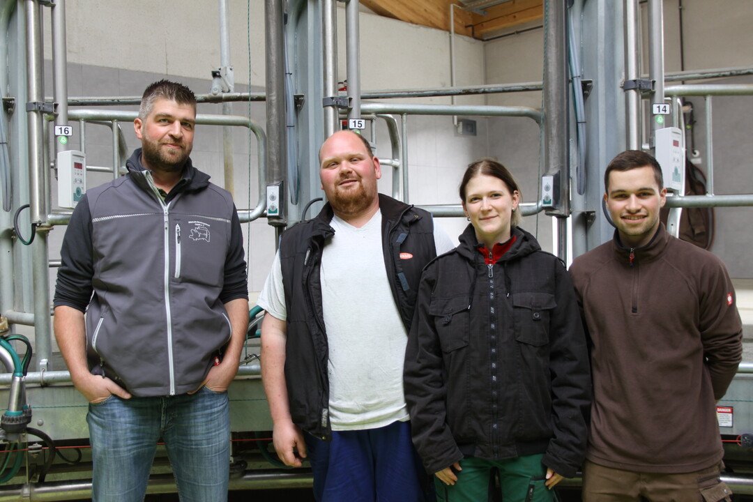 Freude am Umgang mit Hightech und der komplexen Software, die zu einem Melkkarussell dazugeh�rt, sollte man haben, um erfolgrecih damit melken zu k�nnen, sind sich Berater Johannes Kochend�rfer (ganz l.), Landwirt Tobias Hutter (2. v. l.), seine Freundin Tanja Hezner (3. v. l.) und der Auszubildende Niklas Hammele (ganz r.) sicher. In der Schlagkraft sei ein Melkkarussell dann allerdings nicht zu �bertrumpfen. Hutter und ein Mitarbeiter melken mit dem Innenmelker 180 K�he in anderthalb Stunden. 