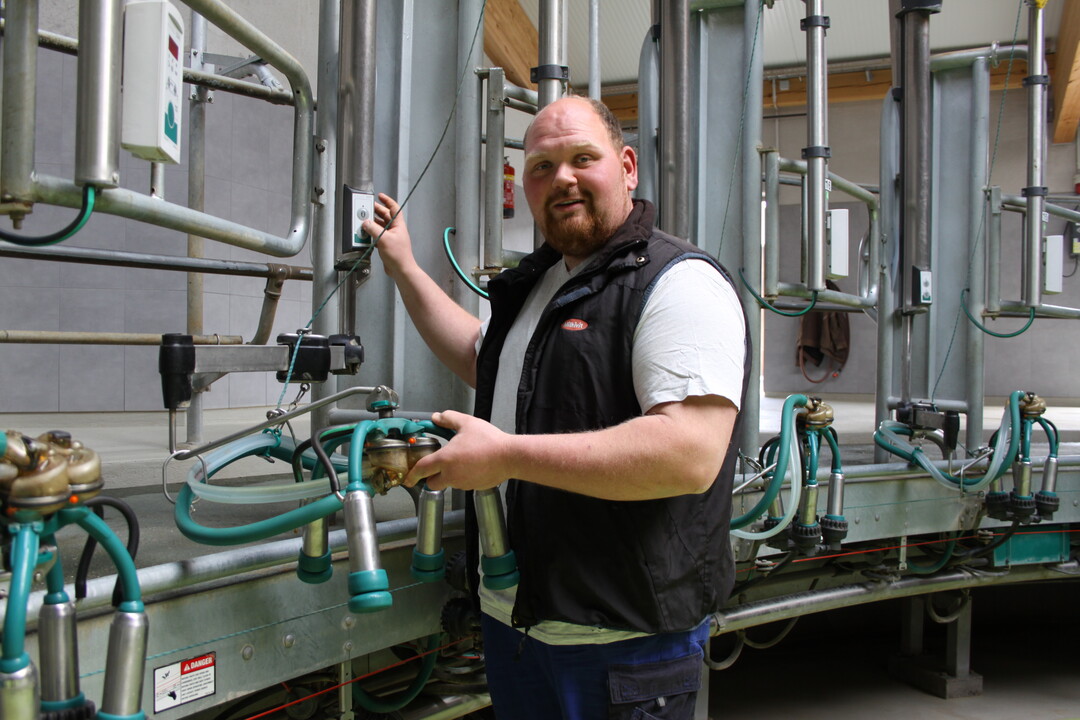 Tobias Hutter und seine Eltern haben vor drei Jahren in ein Melkkarussell mit 26 Kuhpl�tzen investiert. �Das Melkzeug wird beim Ansetzen automatisch gehalten�, sch�tzt der Milchviehhalter neben dem hohen Durchsatz des Karussells die arbeitschonende Technik, die das System bietet. 4 Ein mit einem Milchflusssensor gekoppeltes Steuerger�t bestimmt den Zeitpunkt der Vakuumabsperrung beziehungsweise der Melkzeugabnahme auf dem Betrieb von Hutters in H�tten. 