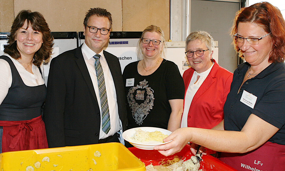 Blick hinter die Kulissen des Imbissstands der Ravensburger Landfrauen (v. l.) Landfrauenpräsidentin Juliane Vees, Minister Peter Hauk, Kreisvorsitzende Gisela Eisele, Waltraud Allgäuer und Hannelore Pfeiffer.