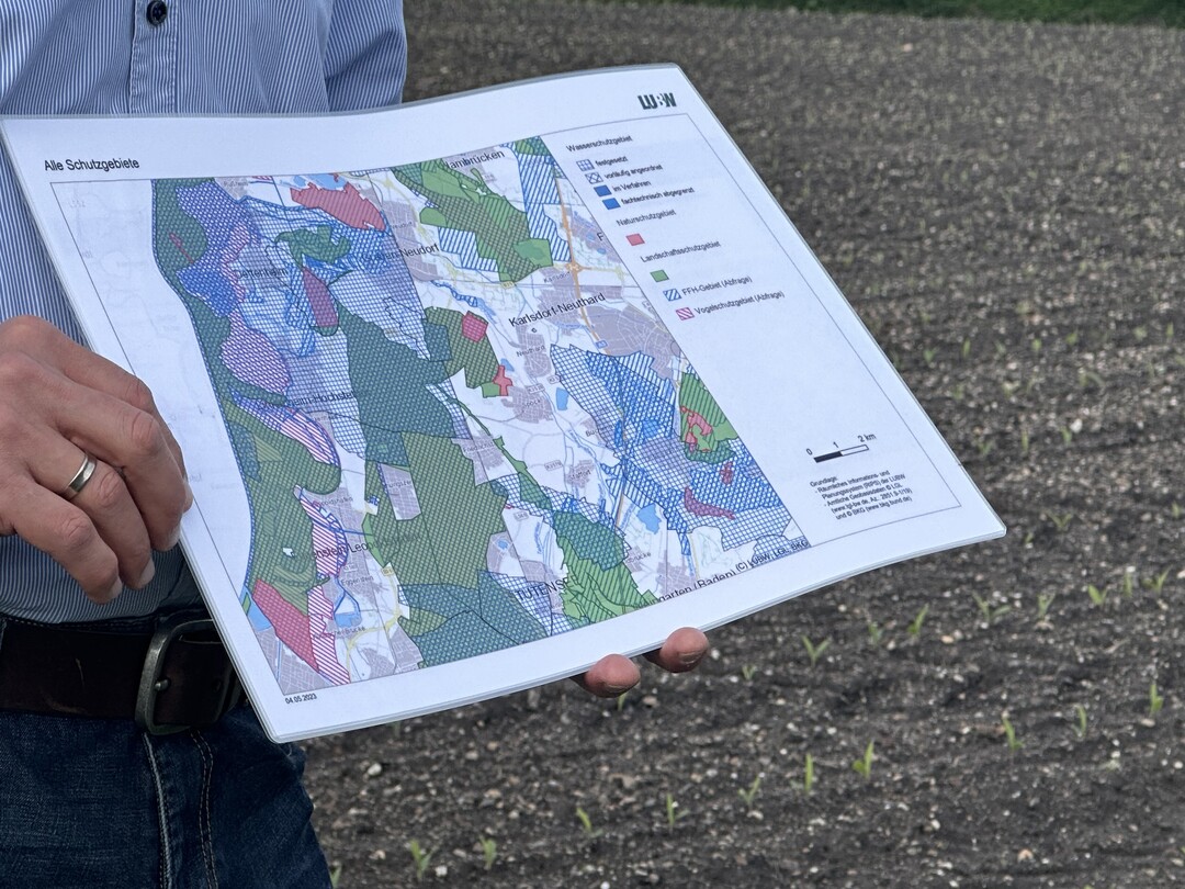 Kreisgeschäftsführer Rolf Berger (l.) zeigt die Vogelschutzgebietskarten.