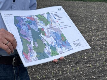 Kreisgeschäftsführer Rolf Berger (l.) zeigt die Vogelschutzgebietskarten.