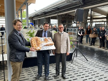 Der Direktor des Landwirtschaftliche Zentrum Baden-Württemberg, Michael Asse, nimmt symbolisch den Schlüssel von Landwirtschaftsminister Peter Hauk (r.) und Prof. Kai Fischer (l.), Ministerialdirigent im Ministerium für Finanzen, entgegen.