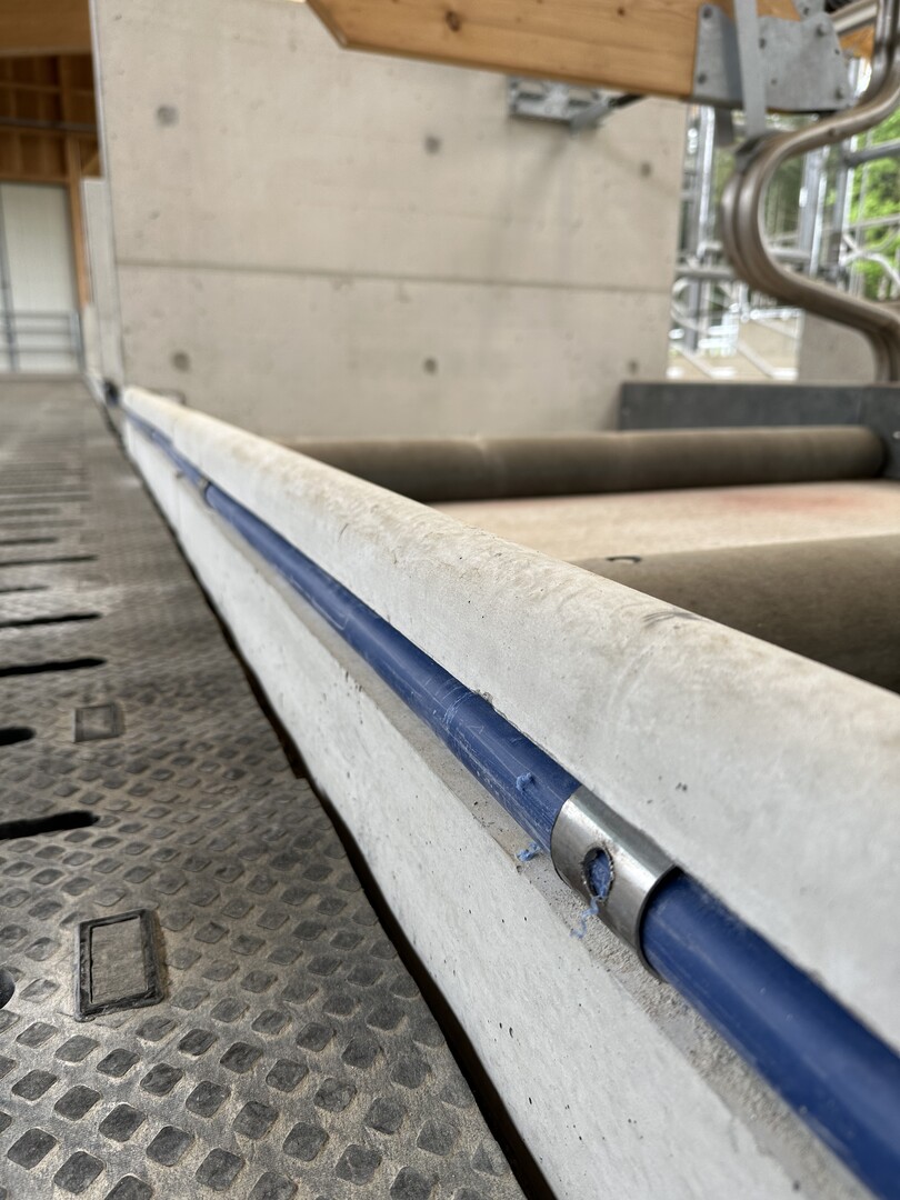 Bei der Planung wurde auf Emissionsarmut geachtet: Der Spaltenboden ist mit einer emissionsmindernder Gummiauflage versehen, deren Oberfläche für den schnellen Abfluss sorgt, da sie wellenförmig gestaltet sind. Ein mobiler Spaltenroboter mit Wassertank sorgt für regelmäßige Reinigung und eine stationäre Laufflächenbefeuchtung verhindert Schmierschichten, die aufgrund der unebenen Oberfläche und der häufigen Reinigung entstehen können.