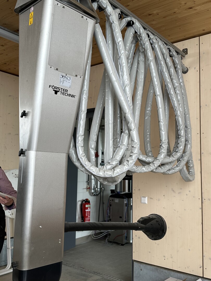 Das Tränken der kleinsten Kälber erfolgt über einen Roboter, der aus der anliegenden Milchkühe bestückt werden kann.