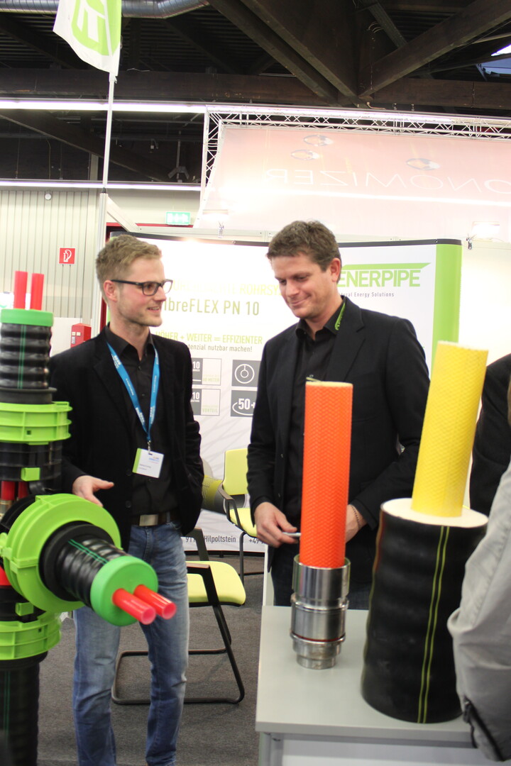 Noch weniger Wärmeverluste: Markus Euring von Enerpipe (l.) stellte auf der Biogas Convention 2017 das neue FibreFLEX Rohr vor.