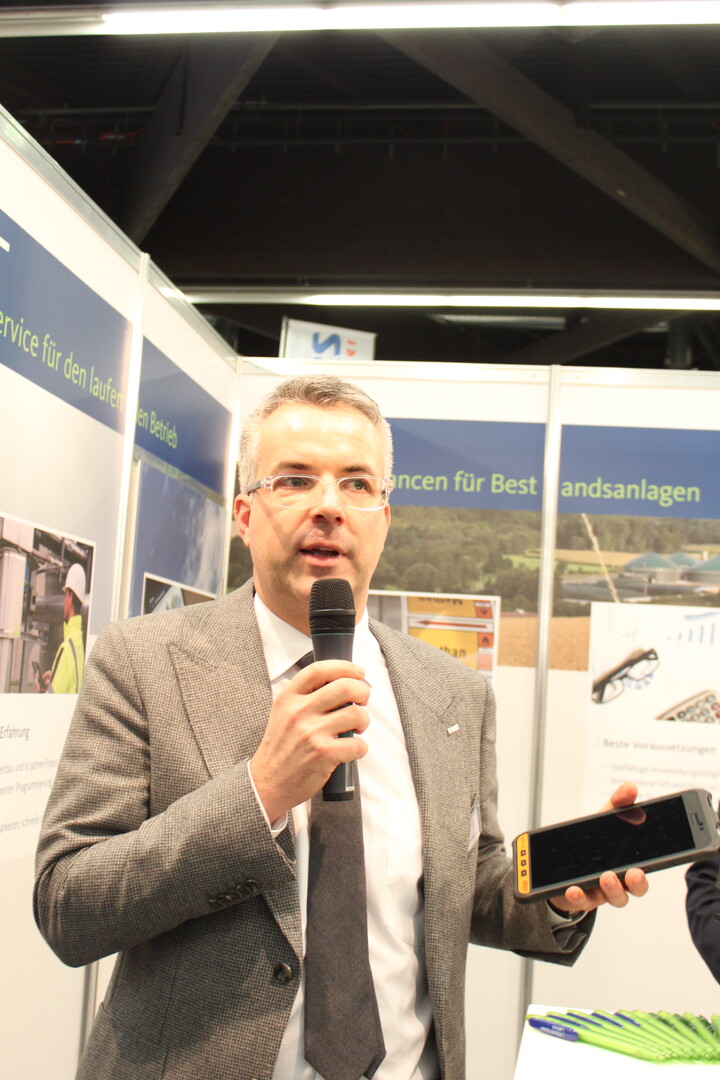 Weg von der Zettelwirtschaft: Dr. Karsten Wünsche von Hitachi Zosen INOVA stellte die neuen digitalen Serviceprodukte für einen effizientieren Anlagenbetrieb vor.