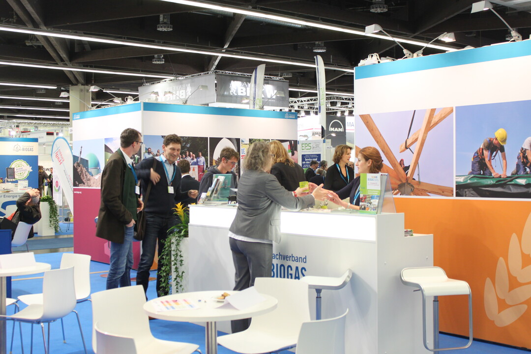 Am Stand vom Fachverband Biogas trafen sich Betreiber von Biogasanlagen mit den Fachleuten von Firmen und Institutionen zum regen Austausch.