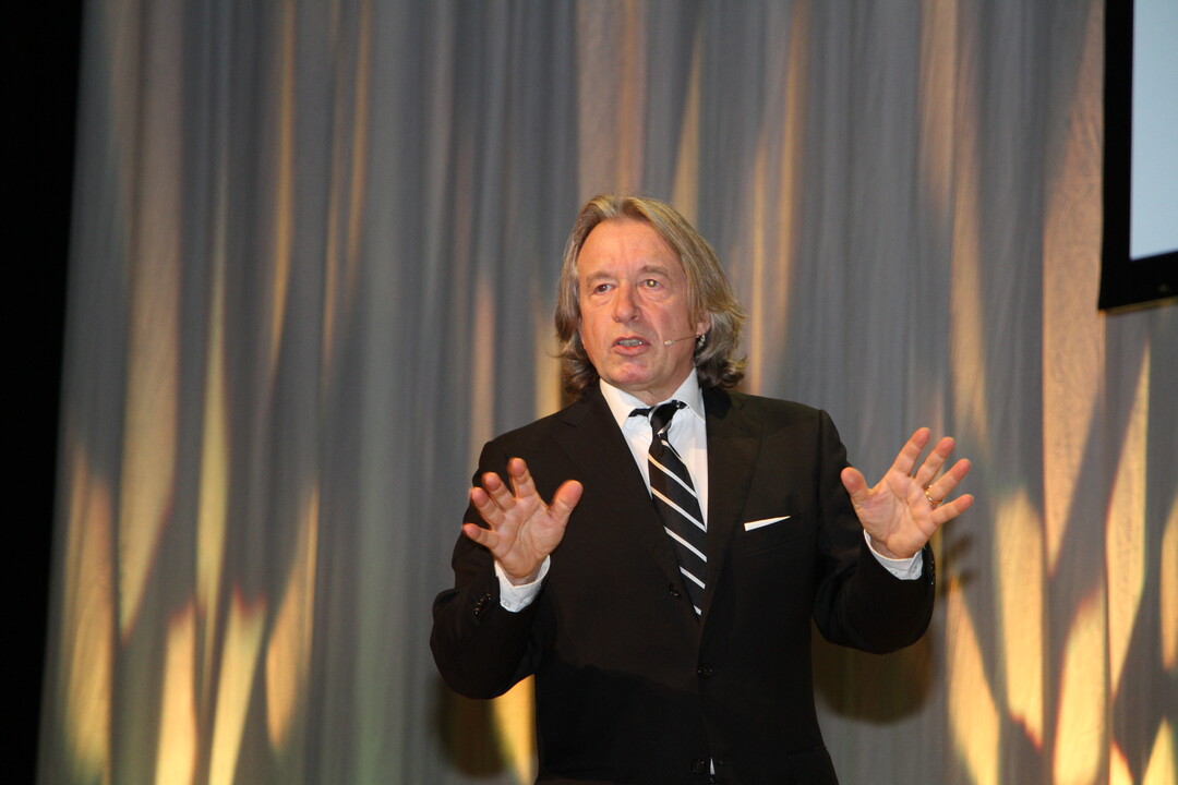 Prof. Dr. Thomas J�ger er�ffnete mit seinem Impulsvortrag zu "Die transatlantischen Beziehungen zwischen NSA-Aff�re und VW-Skandal" den LBV-Unternehmertag 2016.