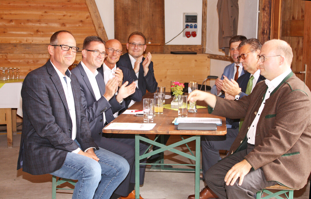   Festredner in M�nchsberg: v. l. Steffen H�u�lein, Ladenburger Holzwerke, Dr. Joachim Bl�se, Landrat Ostalbkreis, Gerhard Bauer, Landrat Schw�bisch Hall, Damian Komor, B�rgermeister von Mainhardt, Christoph Hald, B�rgermeister von Gschwend, Minister Peter Hauk und HVG-Aufsichtsratsvorsitzender und Murrhardter B�rgermeister Armin M��ner. 