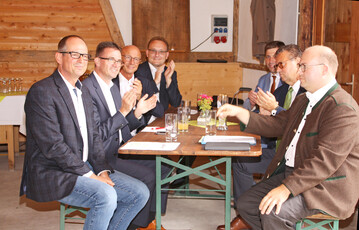  Festredner in M�nchsberg: v. l. Steffen H�u�lein, Ladenburger Holzwerke, Dr. Joachim Bl�se, Landrat Ostalbkreis, Gerhard Bauer, Landrat Schw�bisch Hall, Damian Komor, B�rgermeister von Mainhardt, Christoph Hald, B�rgermeister von Gschwend, Minister Peter Hauk und HVG-Aufsichtsratsvorsitzender und Murrhardter B�rgermeister Armin M��ner. 