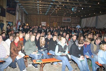 Gro�er Andrang: Rund 2000 Interessenten und Schaulustige versammelten sich am Verkaufsring