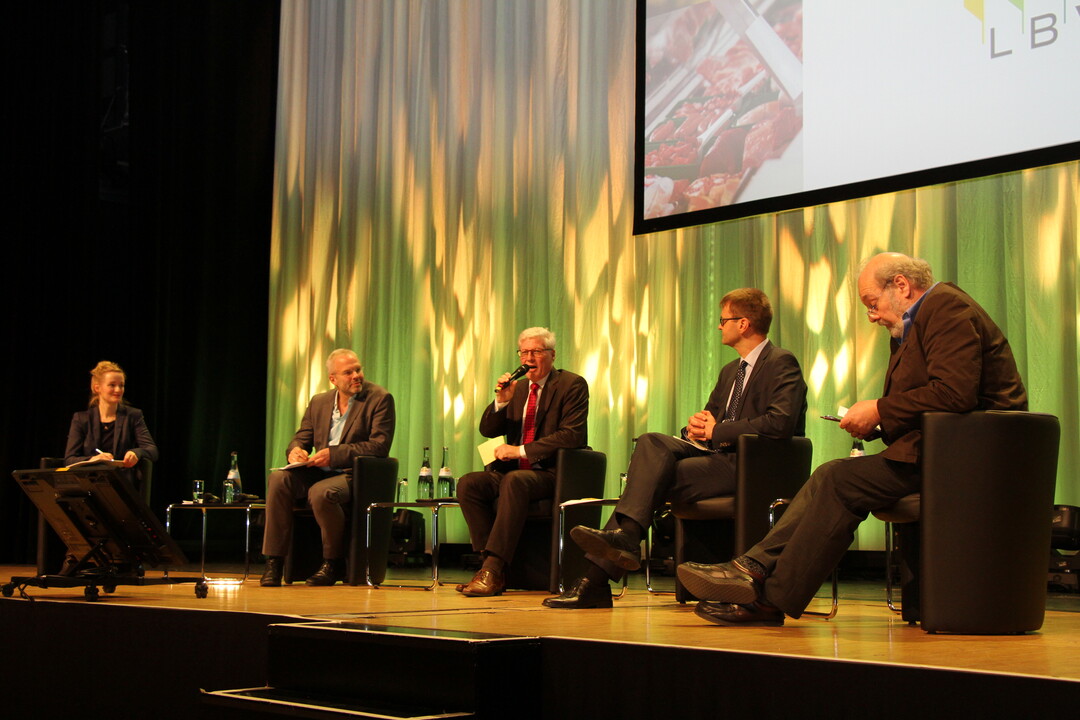 Der Diskussion stellten sich (v. l.) Stefanie P�pken, Prof. Dr. Harald Grethe, Moderator Dr. Michael Lohse, Ralf-Thomas Reichrath und Udo Pollmer.