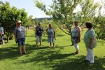 Sigi Natterer (2. v. r.) im Austausch mit den Gartenbesucherinnen.