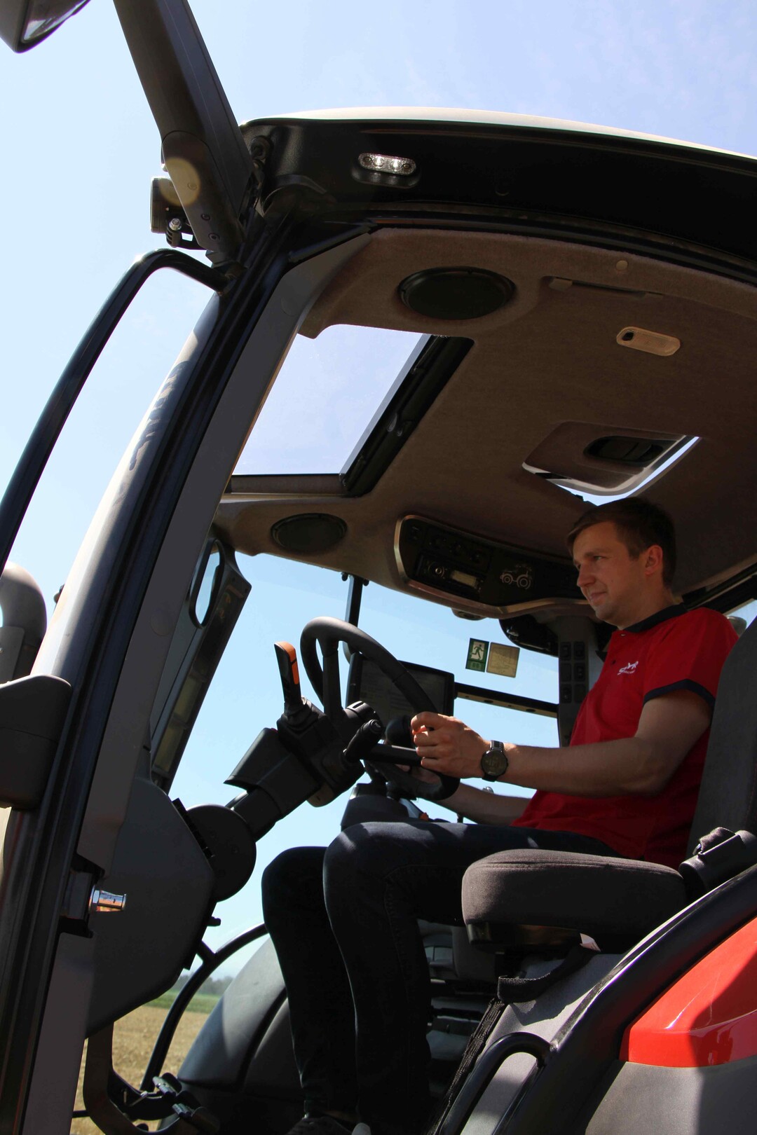 Die gefederte Kabine vermittelt ein f�r die Kompaktklasse au�erordentlich gro�z�giges Raumgef�hl und bietet dank des 4-S�ulen-Designs ringsum die perfekte �bersicht.