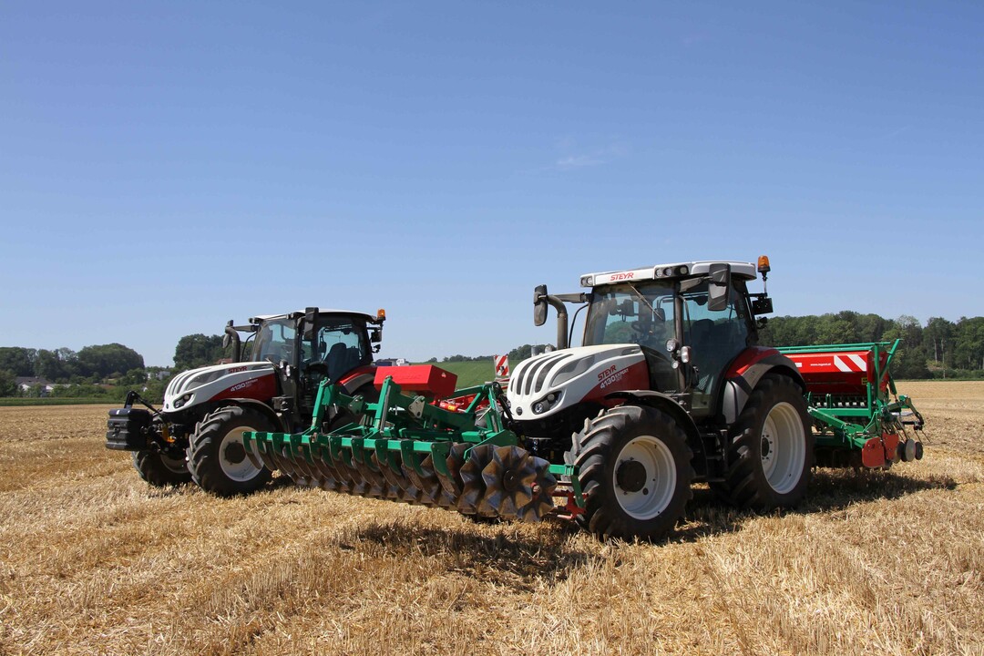 Der Stufe-V-Motor mit HI-eSCR2, eine Hochleistungs-CCLS Hydraulikpumpe sowie auf Wunsch eine Vorderachs- und Kabinenfederung geh�ren ebenso zur Ausstattung wie eine ger�umige Komfortkabine und zahlreiche Ausstattungsoptionen. 