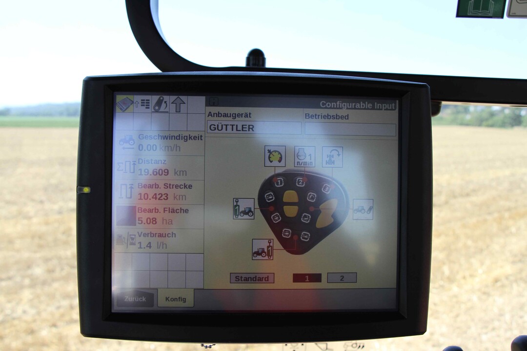 �ber den S-Tech Touchscreen Monitor k�nnen Fahrer Funktionen von Hydraulik und Fahrzeug einfach und bequem am Multicontroller II frei belegen; so l�sst sich die Bedienung des Schleppers individualisieren und perfekt an verschiedene Arbeitseins�tze anpassen.