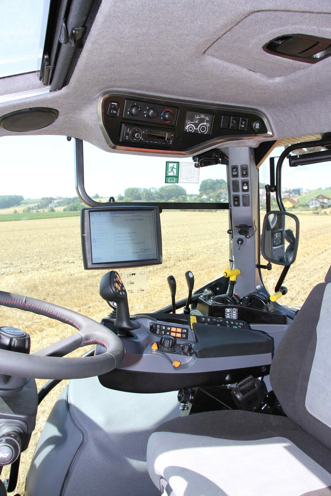 Mit dem in der Armlehne integrierten Joystick erfolgt die Bedienung der Heck- und Mittensteuerger�te einschlie�lich Frontlader und Fronthydraulik. 