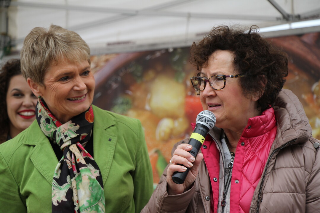 Staatssekretärin Friedlinde Gurr-Hirsch und First Lady Gerlinde Kretschmann auf der Bühne am Stuttgarter Schlossplatz.