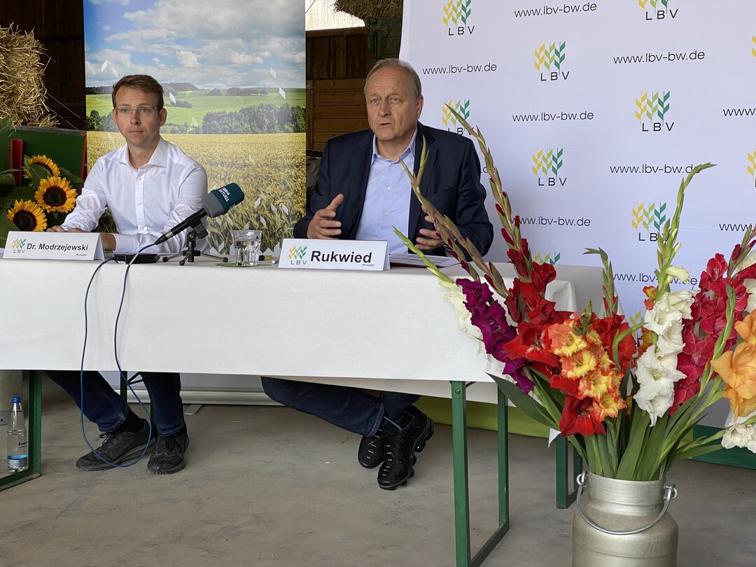  (v.l.) Dominik Modrzejewski, Referent f�r pflanzliche Erzeugung im LBV; LBV-Pr�sident Joachim Rukwied
